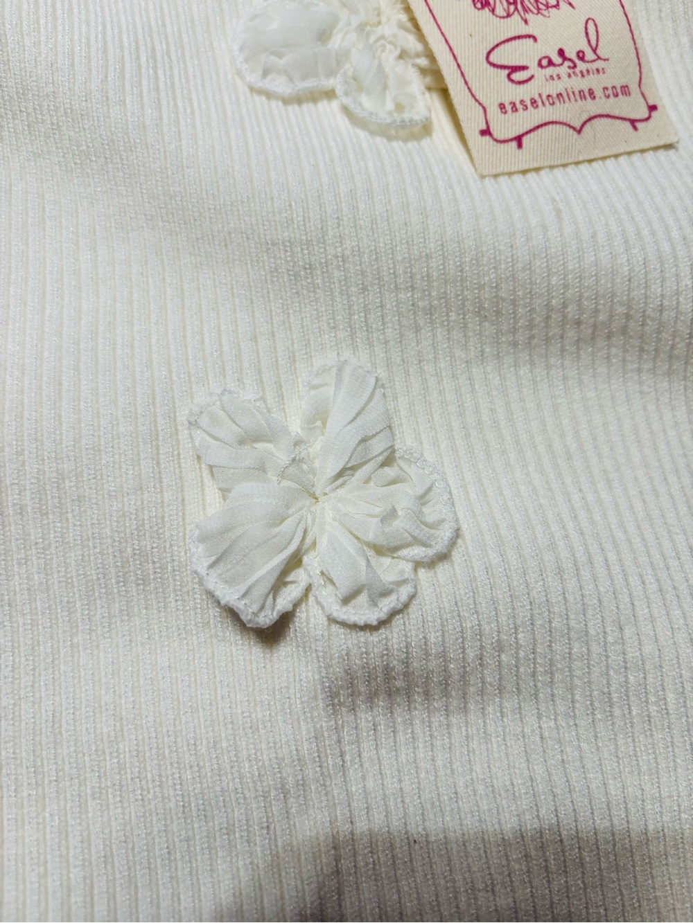 🌴🌴🌴easel White Ribbed Knit Tank with 3D Floral Appliqués - Picture 4 of 5